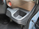 運転席右側のドリンクホルダーです。