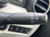 レバー上の表示でウインカーやライト類の位置関係を確認しやすく、運転席から扱いやすい配置です。必要な操作を手元で行えるため、日々の運転をスムーズにサポートします。