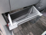 車検証が入るジャストサイズなグローブボックスです♪♪