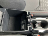 コンソール内にはシガーソケット&USB端子があるので車内をすっきりと保てます