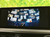 テレビ番組を画面で視聴できる装備です。停車中の待ち時間にも映像を楽しめるため、車内で過ごすひとときに活用いただけます。画面表示も大きく見やすい印象です。