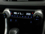 運転席と助手席でそれぞれお好みに合わせて温度設定が行えるフルオートエアコンです。
