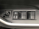 パワーウィンドのスイッチです。運転席に座りながら、助手席や後席の窓を開け閉めできるので大変便利ですよ。