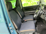 前席は座面と背もたれにゆとりがあり、運転席からの見通しも確保されています。落ち着いた色合いのシートで車内に統一感があり、乗り降りの際も室内を確認しやすい配置です。