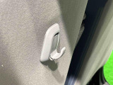 運転席&助手席の背面についたユーティリティフックには荷物がサッと掛けられます。
