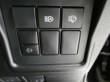 ヘッドライトの汚れをウォッシャーの力で洗浄するヘッドライトウォッシャー装備です。