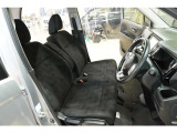 落ち着いた色合いの室内です。運転席まわりの配置やシートの状態をご確認ください。毎日使うお車だからこそ、座り心地もぜひ実車で♪