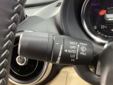 レバーをAUTOの位置にしているとき、レインセンサーが雨を感知すると、雨量に応じてワイパーが自動で作動してくれるオートワイパーを装備!設定変更で非作動にすると、間欠作動に固定されます。