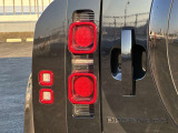 【LEDテールライト】後方車からの視認性も良く、誰が見てもDEFENDERだと一目でわかるデザインに仕上がっています。