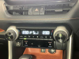 左右独立温度コントロールフルオートエアコンです。運転席、助手席それぞれで独立して温度設定ができます。冷え性の方が乗っても安心ですね♪