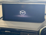【8.8インチマツダコネクト】車内の雰囲気にマッチした大型のディスプレイ。スマホ接続でのナビ使用やBluetooth再生等、様々な機能が楽しめます。直感的なダイヤル操作が可能で、使い勝手も良好です。