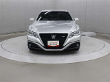 プリクラッシュセーフティに交差点右折時の対向直進車、ならびに右左折時の対向方向から横断してきた歩行者も検知可能にした「Toyota Safety Sense」を装備しています。