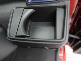 【カップホルダー】エアコン吹き出し口下部に設置されていますので使いやすさバッチリ!運転席から手の届くちょうどの位置です!