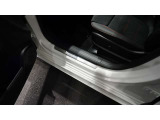 メルセデスジャパンが定めるサーティファイドカー(認定中古車)として登録を致しますので、納車時にはタイヤやバッテリー等も規定以下の数値であれば、整備代金を頂かず、無償で交換となります。ご安心下さい。