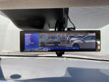 車両後方のカメラ映像をミラー面に映し出すので車内の状況や天候に左右されず後方視界を得られます。