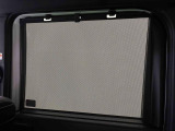 後席にお乗りの方が眩しくないように日差しを軽減する格納式リヤドアサンシェードが付いてます