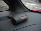 カーアラームは停車中にドアをこじ開けられると、音と光で回りにお知らせします。
