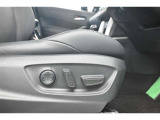 【電動パワーシート】無段階でシートポジションの調整が可能です。運転しやすいベストポジションを見つけて、快適なドライブを楽しんでください。