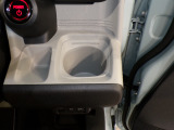 運転席の届きやすいところにドリンクホルダーがついています。視線をそらすことなく手に取れるので運転に集中できて安心ですね。