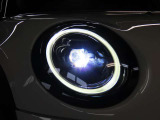 LEDヘッドライト&フロントフォグランプ キセノンに比べて明るさと照射範囲が向上し、消費電力も低減のため省燃費に貢献。