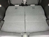 リヤシート背もたれを倒せば広い荷室になります