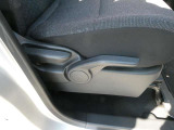運転席シートには手動式のシートリフター機能が備わっています。