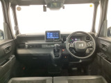 【前方視界】開放的な前方視界!運転がしやすく疲れにくいです♪窓が大きく、見通しがとっても良いおクルマですよ♪