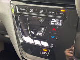 【オートエアコン】一度お好みの温度に設定すれば、車内の温度を検知し風量や温度を自動で調整。暑い&hellip;寒い&hellip;と何度もスイッチ操作をする必要はありません。快適な車内空間には必須の機能ですね♪