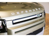 ボンネット先端に立体的な「DEFENDER」のロゴが並びます。メッシュグリルの下部に配されたシルバーパネルとの相乗効果で、力強さと精悍さを兼ね備えた表情を作り出していますね!