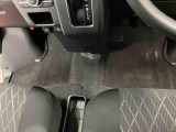 運転席から助手席への移動も簡単です。