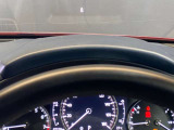 【アクティブ・ドライビング・ディスプレイ】フロントガラスにルートや車速などの情報を表示し、ドライバーの視線移動と、焦点調整の 時間をさらに短縮する事で、わき見のリスクを低減し ます。