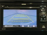 【バックカメラ】運転が苦手な方も車庫入れラクラクです!ギアをリバースに入れれば自動的に切り換わりますので、面倒な操作は不要です♪狭い駐車場もお車を傷つけず安心ですね!
