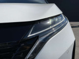 対向車がいてもハイビームを維持できるアダプティブLEDヘッドライト。先行車や対向車の有無に応じてハイビームの照射パターンを変化させ、常に視認性の高い状態が維持されます。