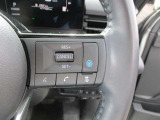 プロパイロット搭載!セレナがアクセル、ブレーキを自動でコントロールして前のクルマとの車間距離を保つ手助けをします。