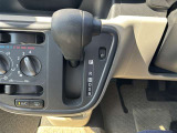 直感的に扱いやすくスムーズな操作ができるシフトレバー!