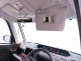 運転席サンバイザー裏にバニティミラー。気になった時にサッと身だしなみチェック。