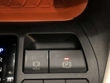 HOLD機能付きの電動パーキングブレーキ。HOLD機能を使用すると、信号待ちなどでフットブレーキから足を放しても、車は動かずそのまま停車してくれます。ドライブなど足が疲れた時には便利な機能です。
