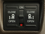 【両側パワースライドドア】両側がパワースライドドアになっており、運転席のスイッチやスマートキーでも開閉が可能です!開口部も広いので乗り降りも楽々♪