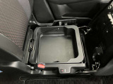 【シートアンダーボックス】助手席下には持ち運び可能な収納ボックスが装備されています。車検証ケースや靴などが収納できます。