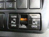 【電動スライドドアボタン】 車内からも開閉可能なスライドドアスイッチが付いています☆ (^_-)-☆ お荷物を抱えてドアが開けられないなんて事もありますよね!そんなお連れ様にも喜ばれる♪親切な機能です
