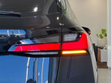 BMWのテールランプはプレスラインへと続く形状のため、統一感のある綺麗なラインを演出しております。