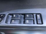 パワーウィンドウのスイッチです。 運転席にいながら助手席や後席の窓を開け閉めできるので、大変便利です。