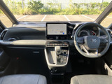 運転席から前方を見渡しやすい配置で、メーターや中央の画面も視線を向けやすい位置にあります。前席はゆったりとした空間で、同乗者にも落ち着いて過ごしていただけます。