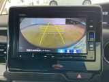 【バックカメラ】運転が苦手な方も車庫入れラクラクです!ギアをリバースに入れれば自動的に切り換わりますので、面倒な操作は不要です♪狭い駐車場もお車を傷つけず安心ですね!
