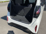 バックドアは大きく開きます。定員乗車時でも十分広いラゲッジスペースを確保しています