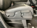 【前席】運転席にはシート高を調整できるハイトアジャスターが装備され、幅広いシートポジションの設定が可能になっております♪