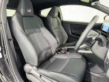 高いホールド性で運転姿勢が安定します。長距離ドライブでも疲れにくいのが魅力です。快適なドライビングライフをお送りください♪