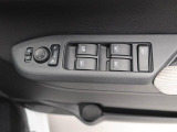 パワーウィンドウのスイッチです。 運転席に居ながら助手席の窓を開け閉めできるので便利ですよ。 ロック機能も付いてるので子供がイタズラして窓を開けるという事もできなくできますよ。