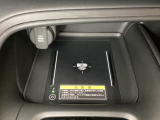 センターコンソールにはワイヤレス充電器を装備してます。Qi(チー)規格対応のスマートフォンなどを置くだけでワイヤレスで充電可能です。またスマートフォンの充電可能なUSB端子なども別途装備しています。