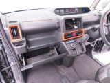運転席まわりには収納スペースが充実。置いたりしまったり、手に取ったりがしやすい収納レイアウト。車内がスッキリ片付きます。